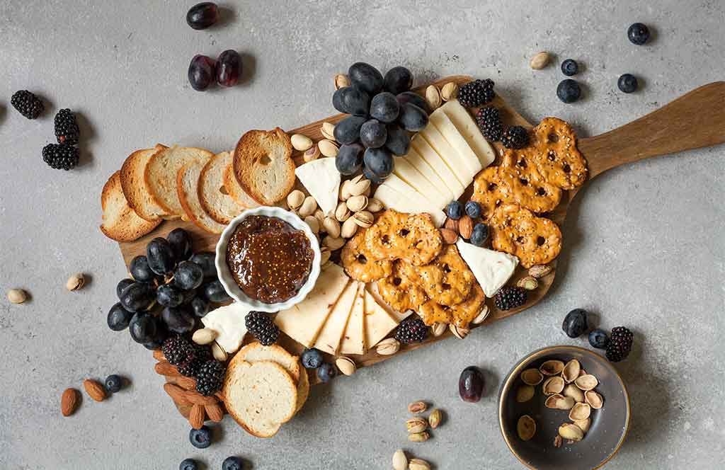 tagliere legno formaggi e salatini