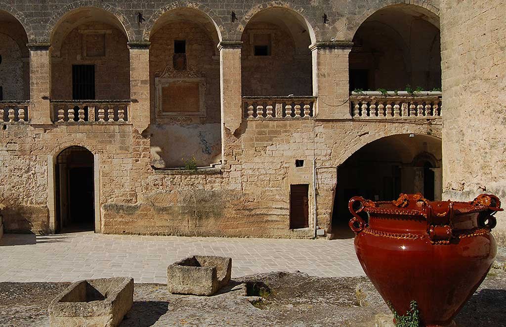 castello episcopio grottaglie cortile