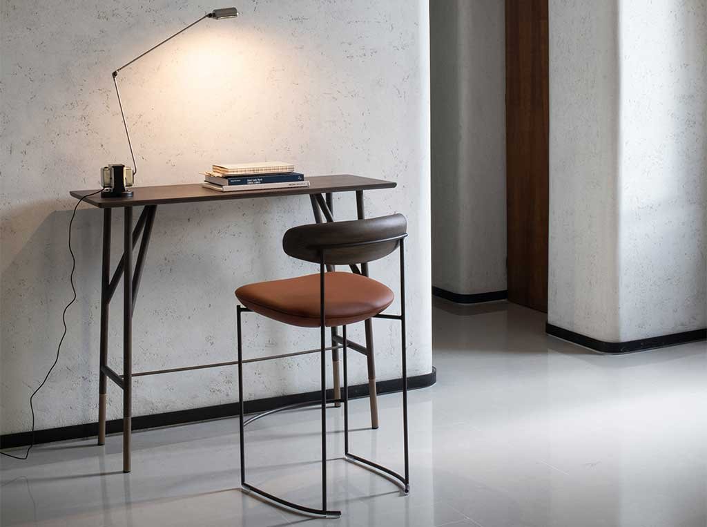 Space-saving desk console in solid ash