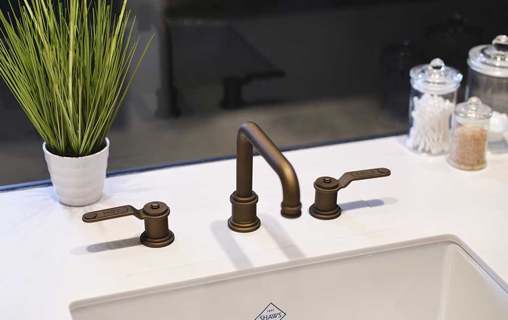 miscelatore lavabo tre fori retro manopole lineari finitura bronzo scuro