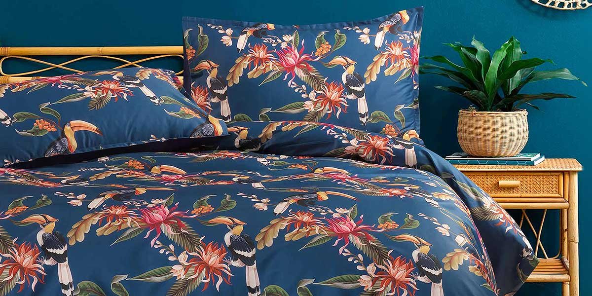 biancheria letto matrimoniale sfondo blu decoro tropicale