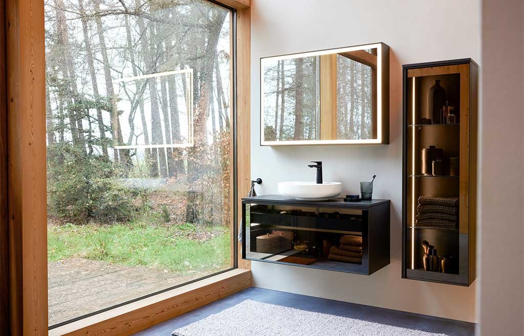 mobile arredo bagno sospeso nero con ante vetro inserti metallo