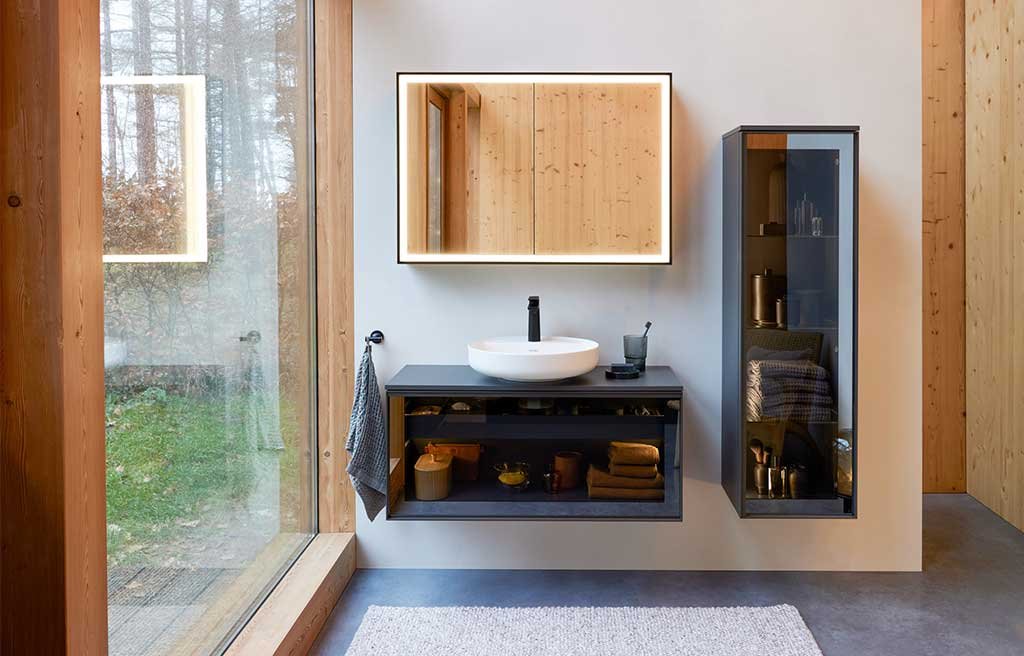 arredo bagno mobile sospeso bacinella soprapiano e colonna ante vetro
