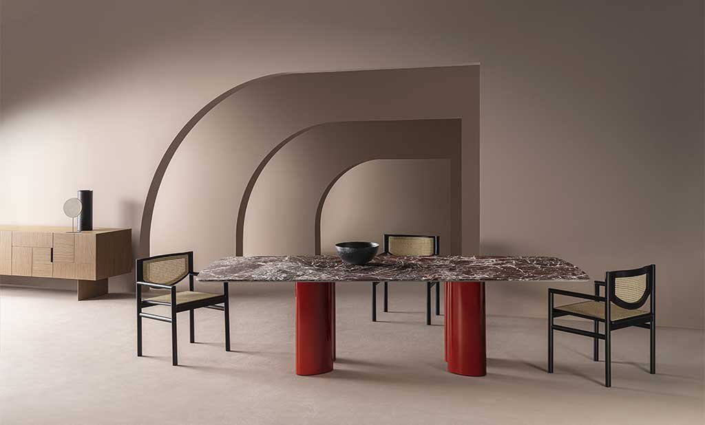 tavolo pranzo piano marmo gambe rivestite pelle