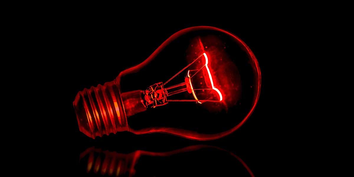 lampadina filamento accesa rosso