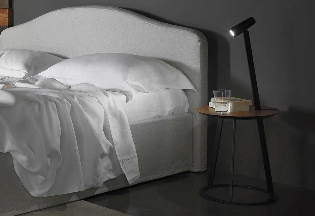 comodino metallico rotondo con stelo torcia led
