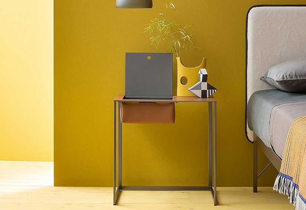 comodino con portaoggetti in cuoio
