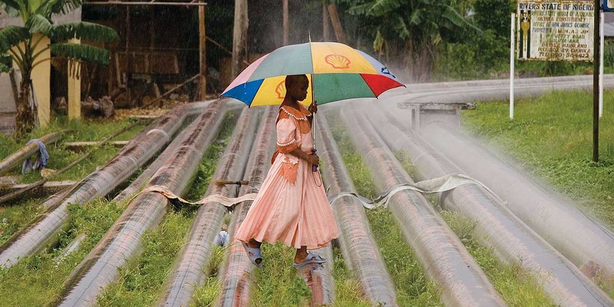 tubi petroliferi nigeria donna che attraversa
