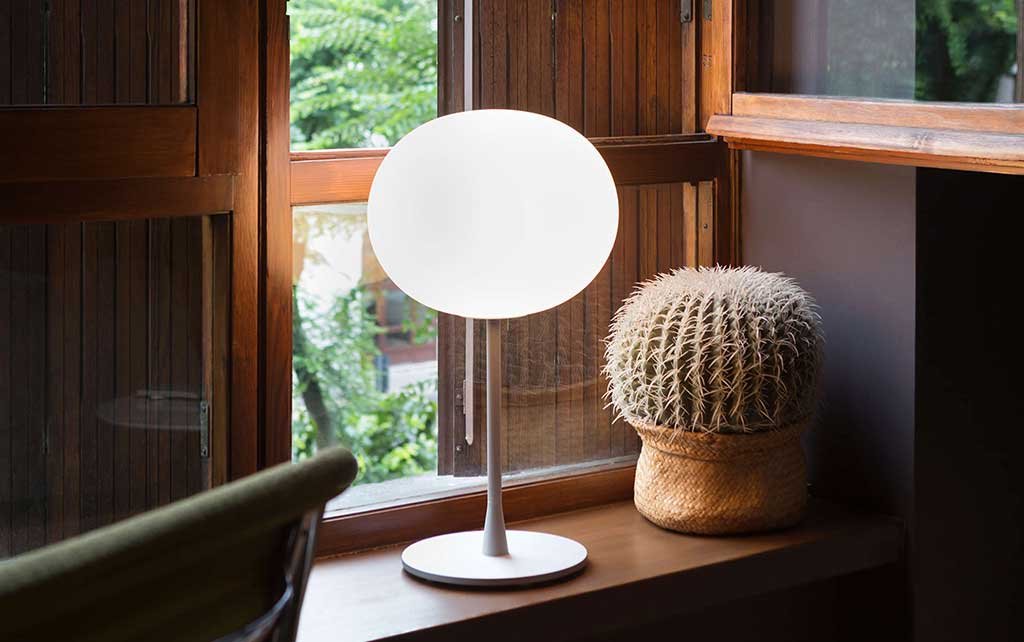 lampada tavolo ricaricabile stelo bianco globo acidato