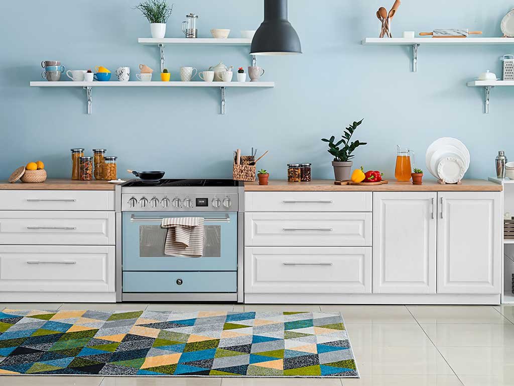 cucina libera installazione azzurro pastello e acciaio inox