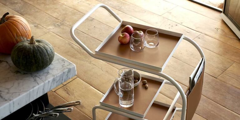 carrello portavivande bianco e ripiani cuoio