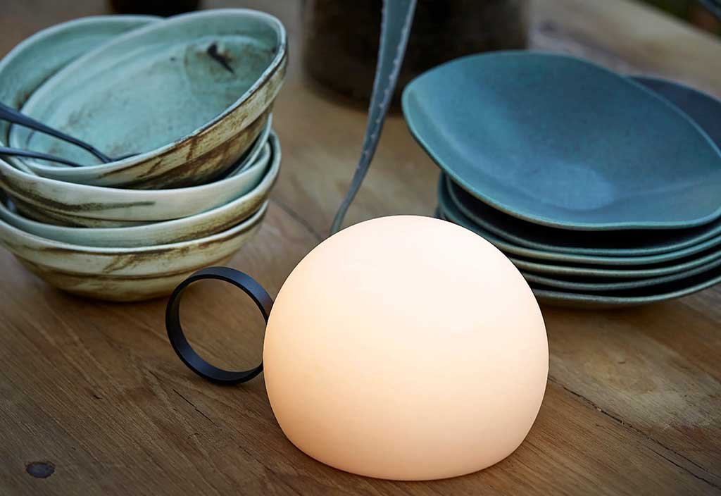 lampada portatile polietilene traslucido wireless con manico anello