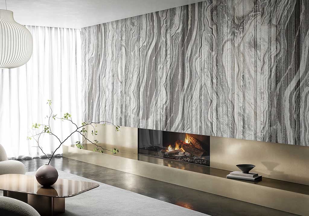 parete living rivestita con grande lastra pietra silver