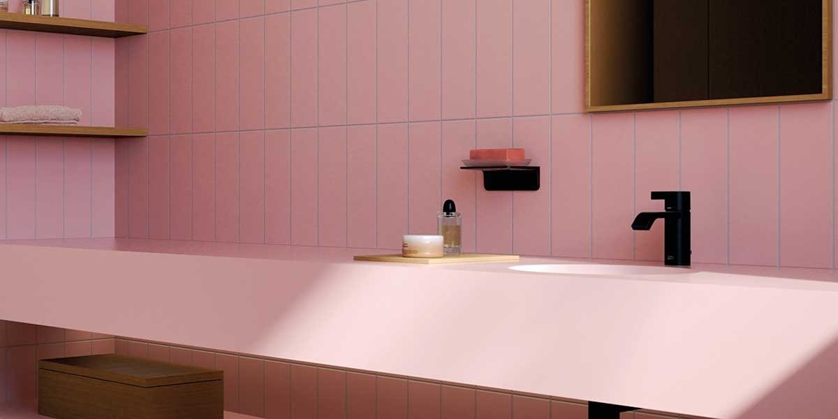 arredo bagno rosa cipria e rubinetto nero