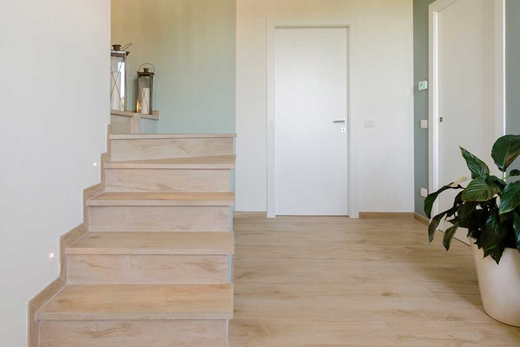 scala interna casa rivestita gres effetto legno