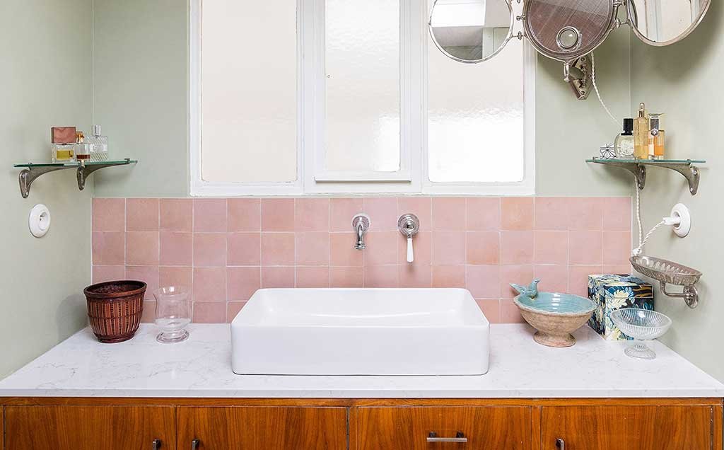 bagno retro con lavabo appoggio top marmo