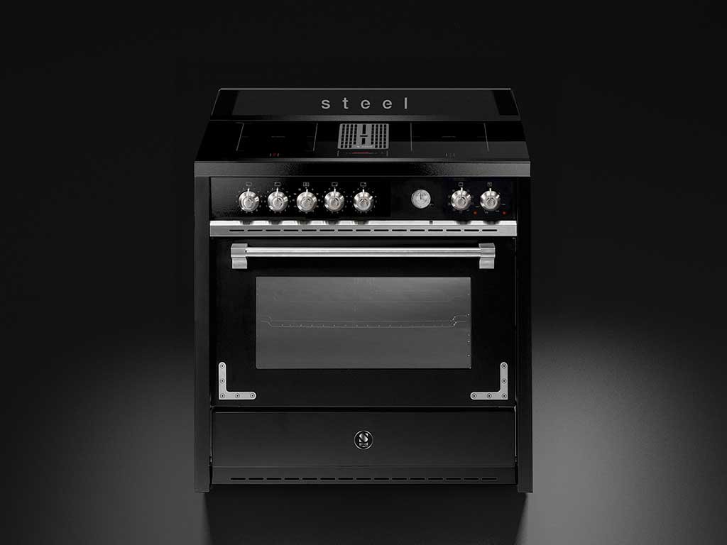 cucina libera installazione nero piano induzione e cappa aspirante integrata