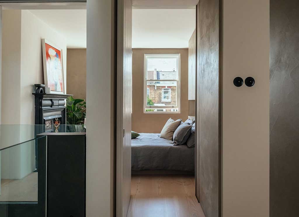 camera da letto con camino inglese nero