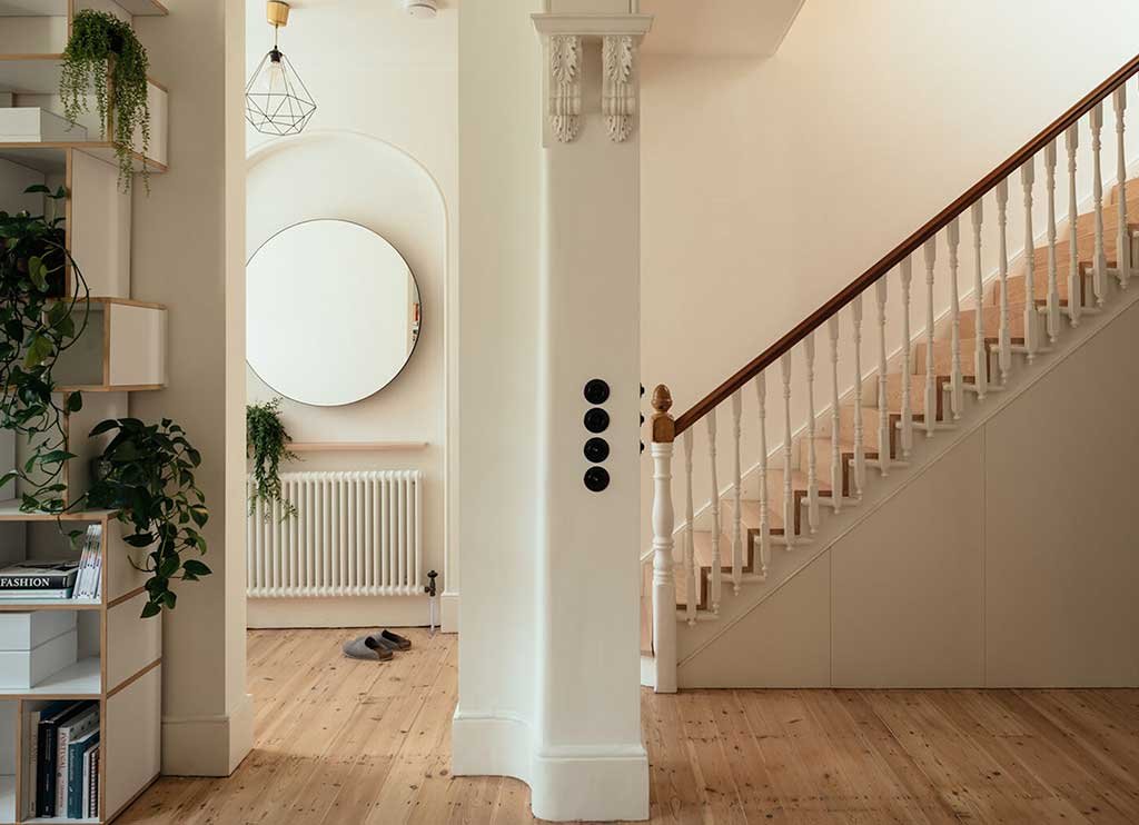 ingresso abitazione moderna inglese legno e scala originale