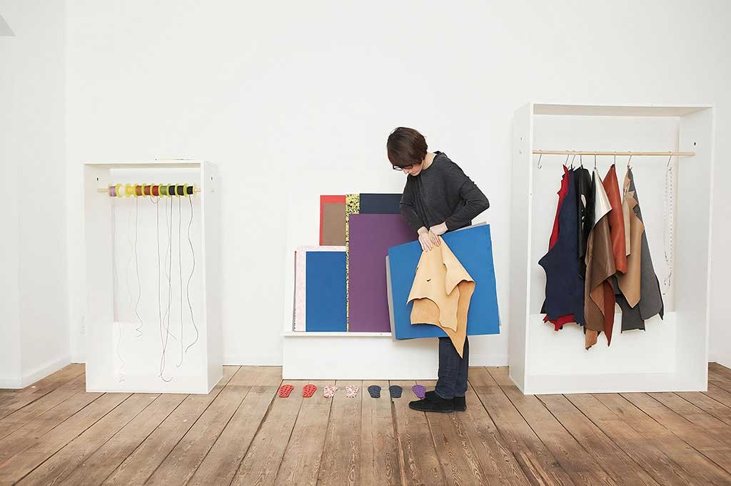 materiali-prima-di-essere-tagliati-in-scarpe