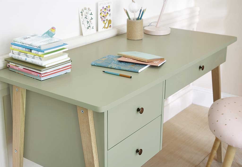 scrivania legno bambini tre cassetti colore pastello