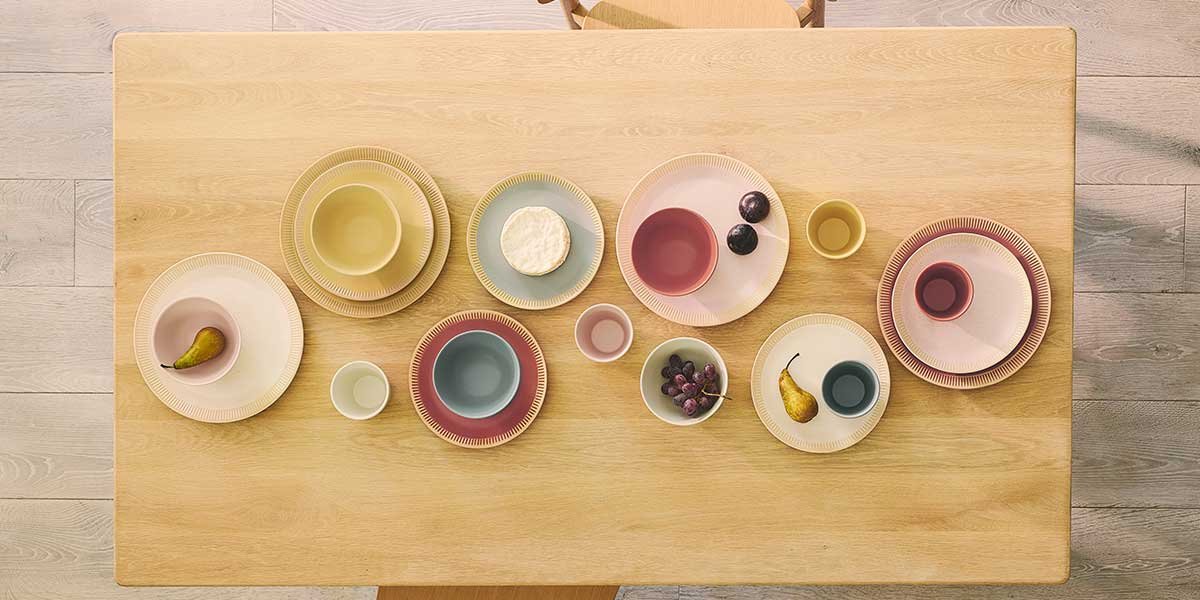tavola legno piatti colorati