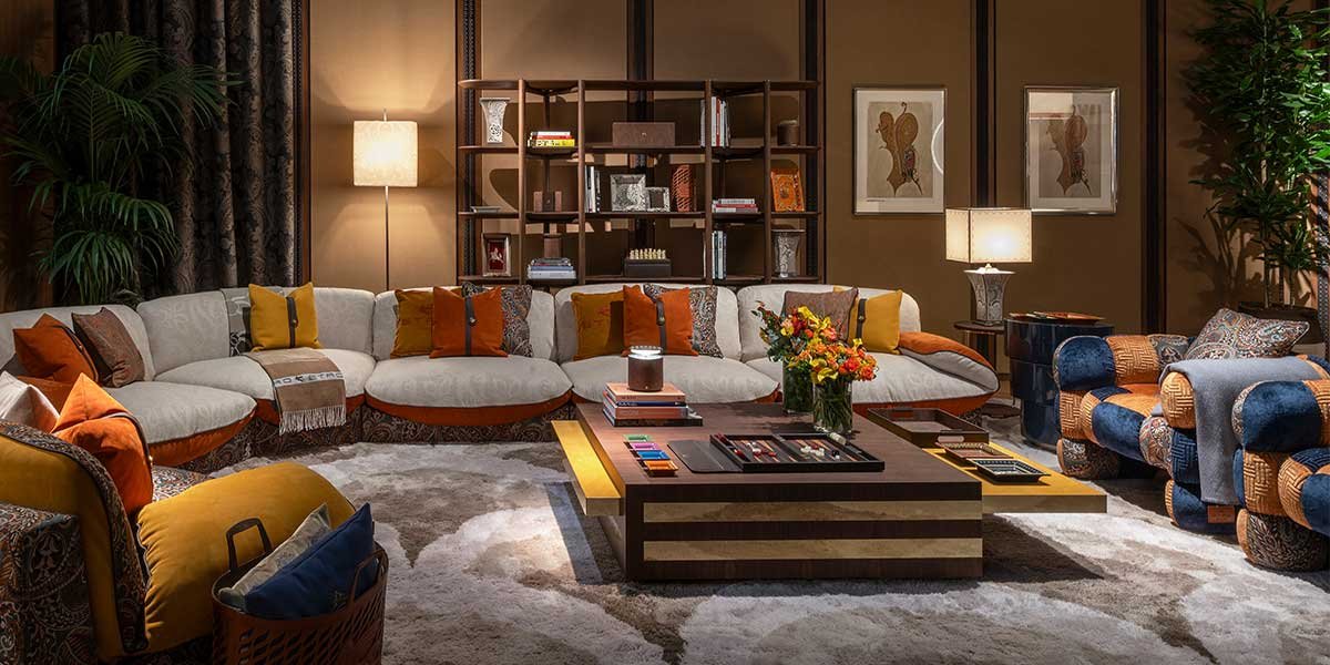 divano-Woodstock-tavolini-Sarmarcanda-coffee-table-Frame-tappeto-Trame-multicolor-lampada-piantana-Tinge