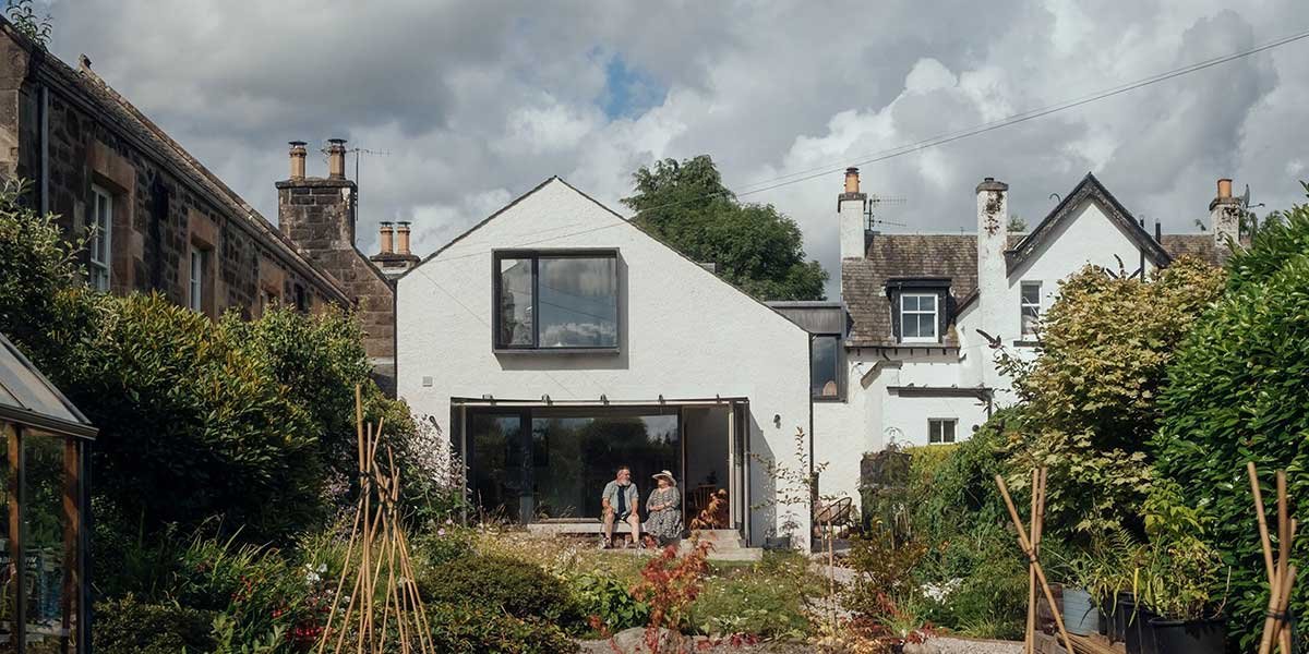 ristrutturazione-dimora-scozia vista facciata con proprietari