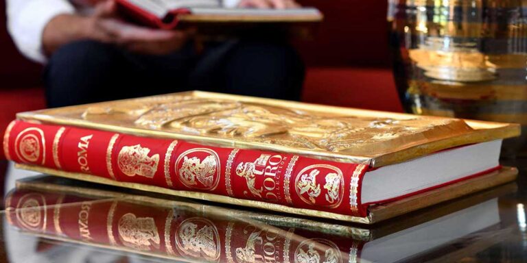 libro-in-oro-roma