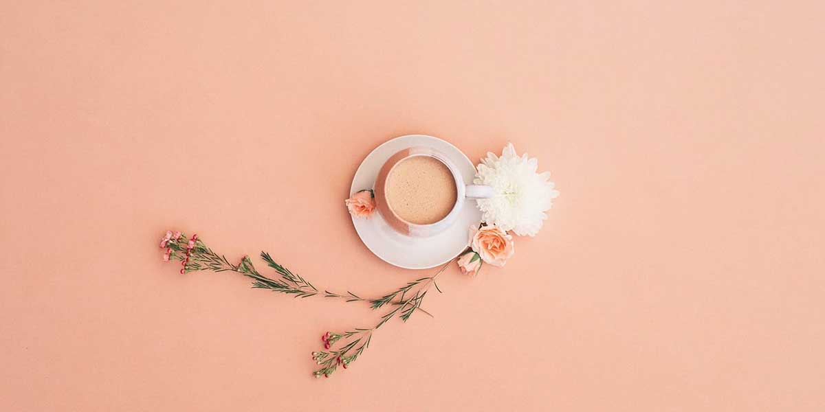 tazza-colazione-rosa-e-tovaglia-salmone