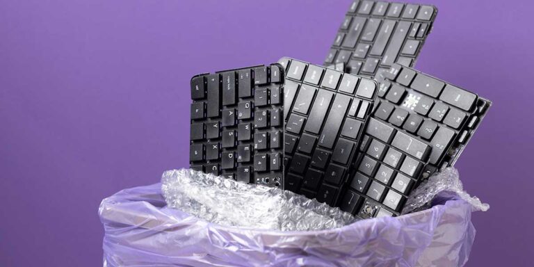 tastiere-computer-dentro-cestino-spazzatura