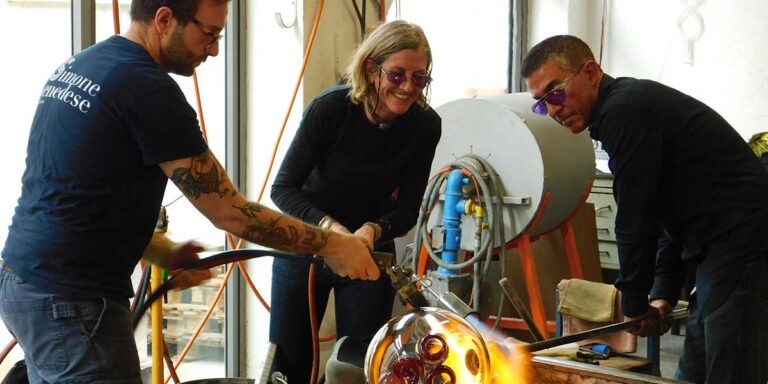 Julie-Conway,-glass-artist-&-lighting-designer,-al-lavoro-con-Simone-Cenedese,-maestro-vetraio-in-Murano