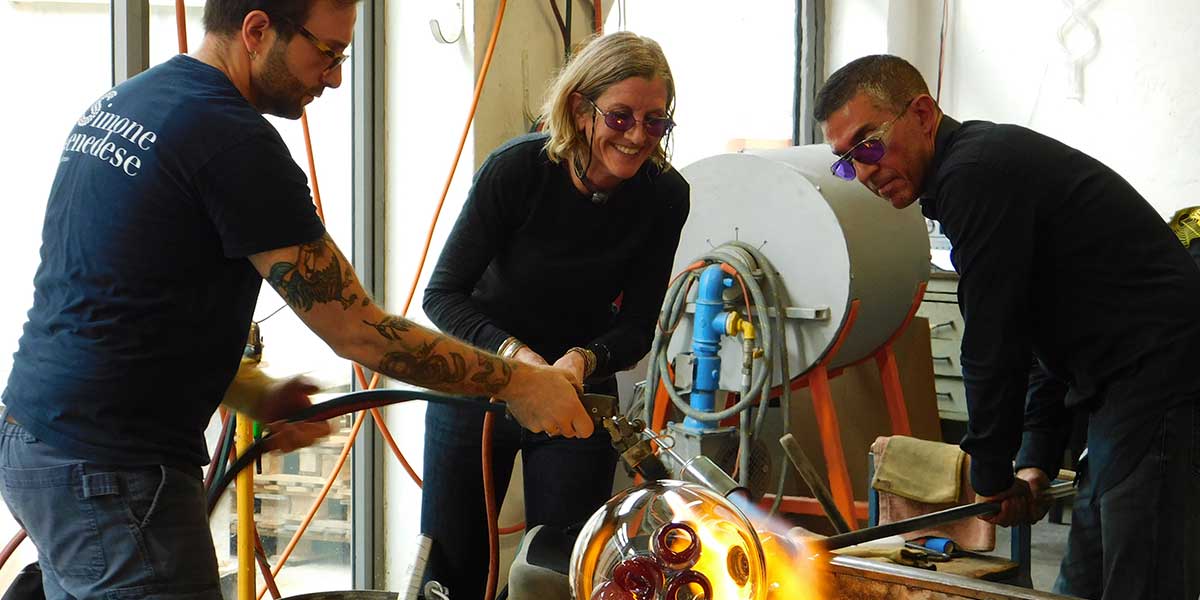 Julie-Conway,-glass-artist-&-lighting-designer,-al-lavoro-con-Simone-Cenedese,-maestro-vetraio-in-Murano