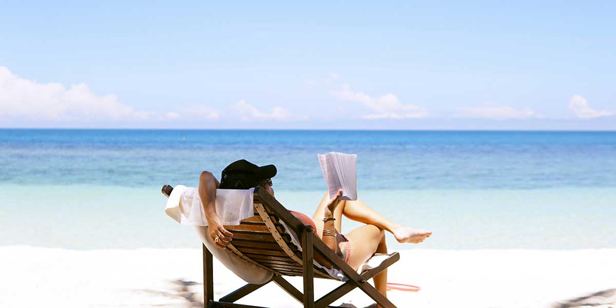 persona-sdraio-riva-mare-legge