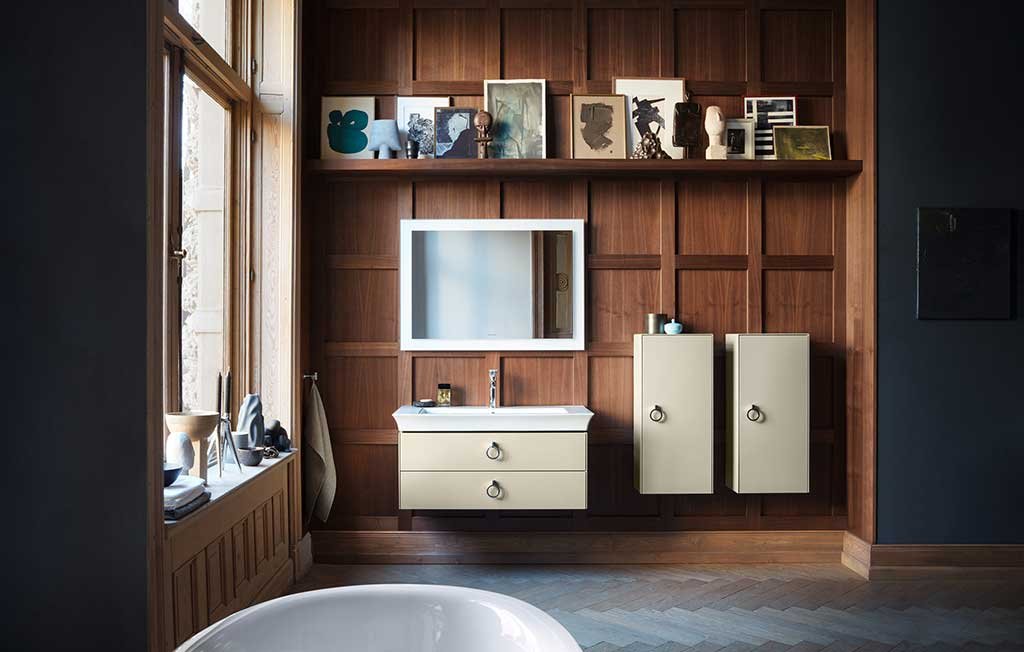 mobili arredo bagno frontali chiari e maniglie cromate forma tulipano