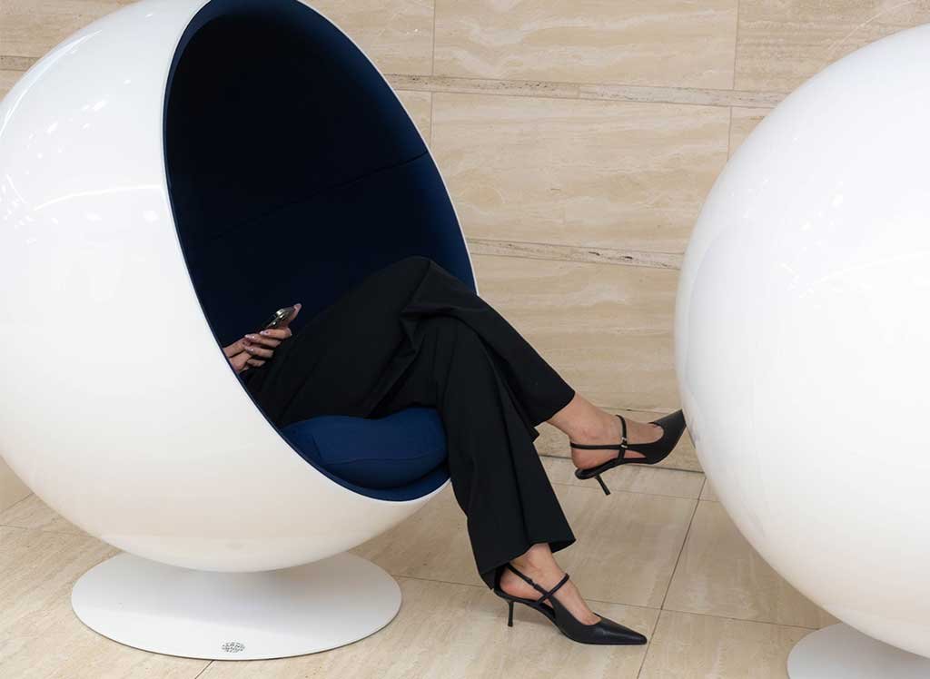 poltrona sfera avvolgente design
