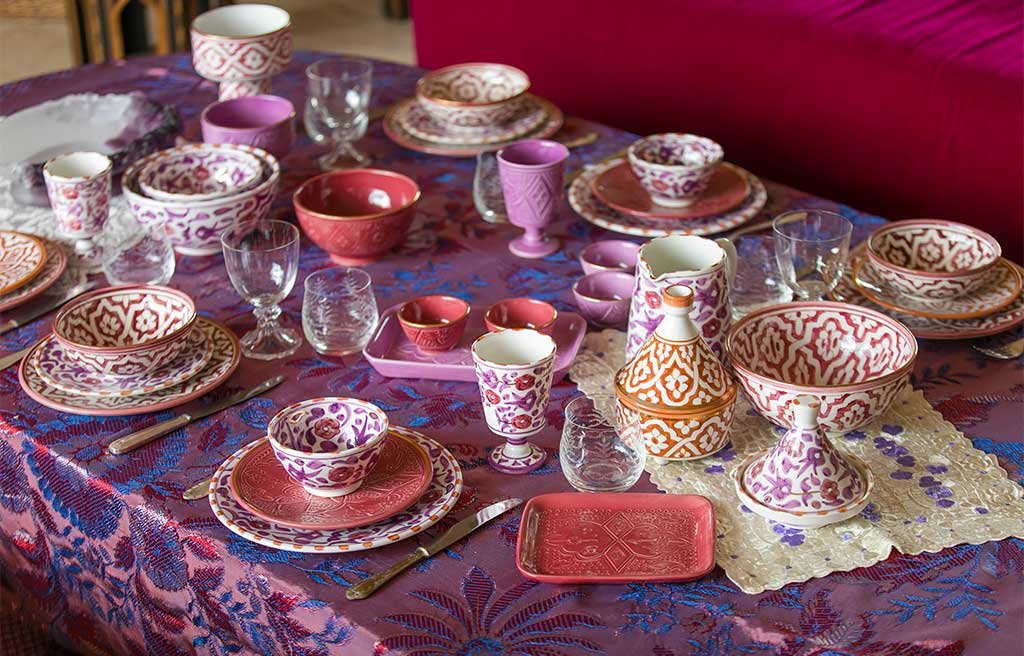 Tavola autunnale etnica con ceramiche marocchine colorate
